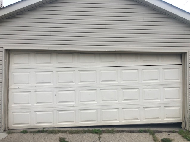 Garage Door Repair Technicians in Illinois
